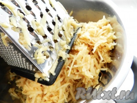 Яблоки вымыть, очистить от кожуры и сердцевины и натереть на терке или нарезать на небольшие кусочки.