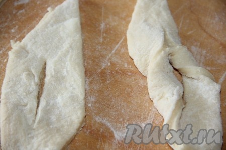 Разделить тесто на 2 части, каждую часть раскатать в пласт толщиной не более 1 см. Разрезать на прямоугольники. В середине прямоугольника прорезать дырочку и вывернуть тарарушки, как хворост.
