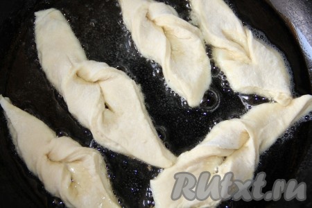 Обжаривать на сковороде на растительном масле с двух сторон до золотистого цвета.
