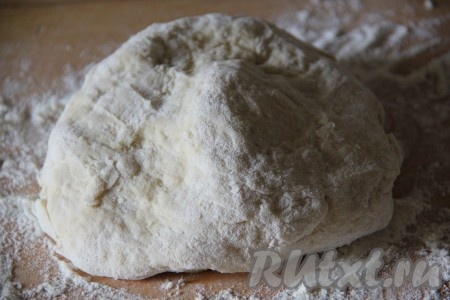 В кефир добавить сахар, соль, соду, растительное масло, ванильный сахар и яйцо. Всю массу взбить до однородного состояния и постепенно добавить муку, замесить однородное и эластичное тесто. Если тесто будет липнуть к рукам, муку следует добавить еще. Готовое тесто оставить в покое на 30 минут.
