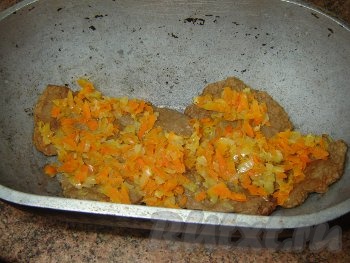 Укладываем овощи на оладьи