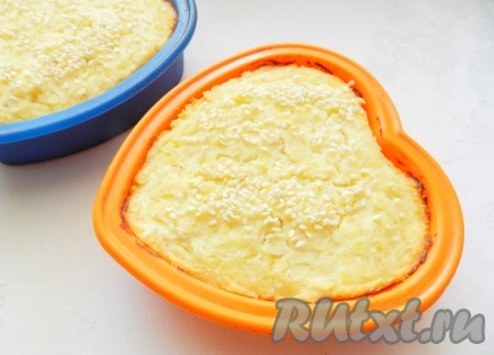 Готовую запеканку немного остудить в форме.