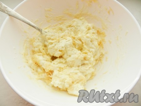 Яблоко натереть на мелкой терке и смешать с творожной массой.