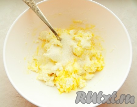 Творог смешать с яйцом, сахаром и щепоткой соли.