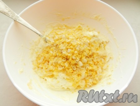 Всыпать хлопья, перемешать и оставить на 20-30 минут.