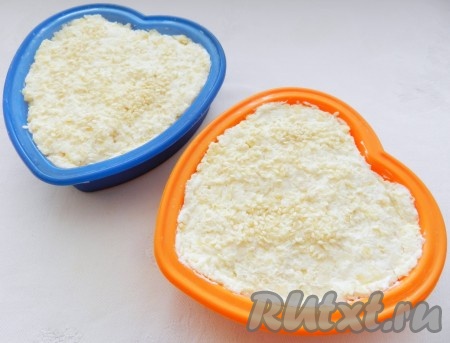 Разложить творожную массу по формочкам для запекания, посыпать кунжутом и поставить в разогретую до 180 градусов духовку на 25 минут.