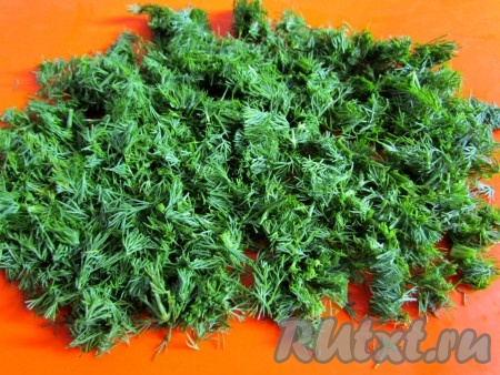 Нарежьте зелень укропа.