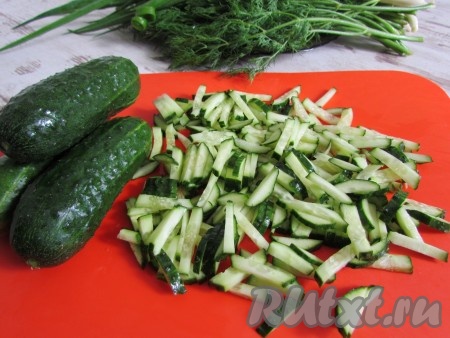 Огурцы нарежьте так, как вы обычно нарезаете их для окрошки. Мне больше нравятся огурцы, нарезанные тонкой соломкой.