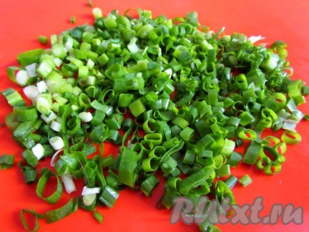 Зеленый лук мелко нарежьте.