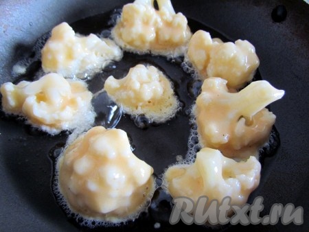 Соцветия цветной капусты поместите в кляр. Кляр должен покрывать капусту со всех сторон. В сковороде хорошо разогрейте растительное масло, затем выкладывайте капусту, покрытую яичным кляром, и жарьте на среднем огне до золотистой корочки со всех сторон.