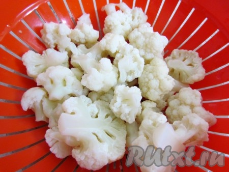 Откиньте капусту на дуршлаг, дайте воде стечь. Оставьте капусту на несколько минут, чтобы она немного остыла.