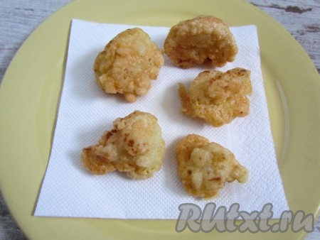 Готовую капусту выложите на бумажную салфетку, чтобы удалить излишки масла.
