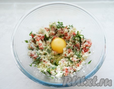 Добавить 1 яйцо, по вкусу соль и черный перец, перемешать. Начинка готова.