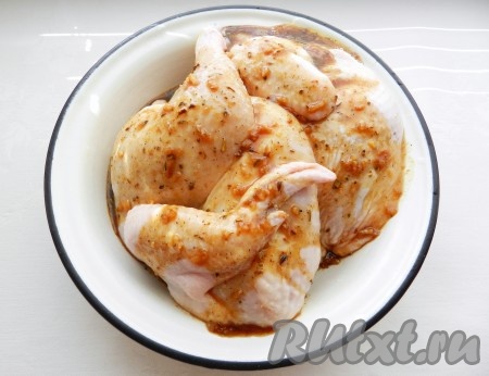 Маринадом обмазать курицу со всех сторон и оставить на 2 часа.