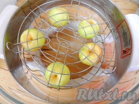 Уложить яблоки на нижнюю решетку аэрогриля, сверху установить верхнюю решетку.