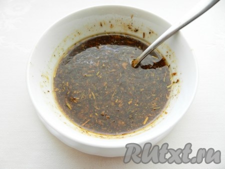 Смешать мед, соевый соус и растительное масло. Чеснок пропустить через пресс, добавить в маринад вместе с горчицей, солью и специями для курицы.