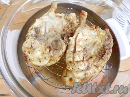 По истечении времени перевернуть курицу другой стороной и готовить в аэрогриле еще 20 минут при той же температуре. Чтобы определить готовность куриного мяса, проткните курицу острым ножом. Вытекающий сок должен быть прозрачным.
