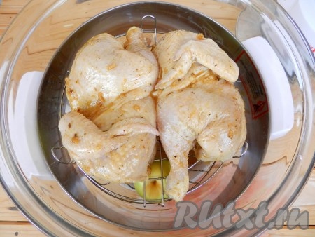 На решетку положить курицу. Установить в аэрогриле температуру 180 градусов и время 25 минут. Включить аэрогриль.