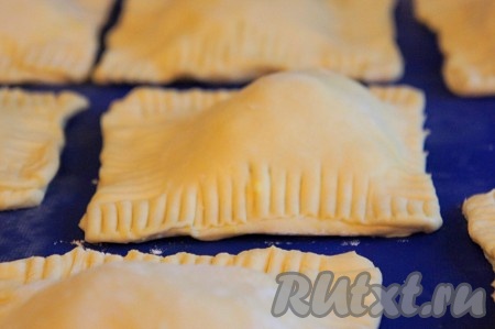 Духовку разогреть до 200 градусов. Противень застелить бумагой для выпечки или силиконовым ковриком &nbsp;(для удобства). Выложить на противень подготовленные пирожки.
