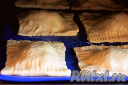 Выпекать около 30 минут до образования устойчивой и румяной корочки на пирожках.
