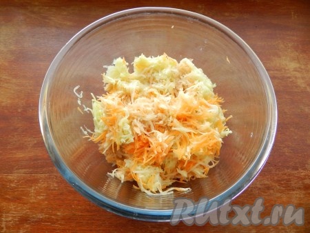 Картофель, морковь и кабачок натереть на мелкой тёрке в глубокую миску, перемешать. Лишнюю жидкость из получившейся смеси овощей отжать руками и слить (выделившийся овощной сок нам не понадобится).