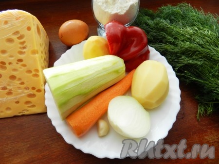 Подготовить продукты для приготовления котлет из кабачков и картошки в духовке. Кабачок, морковь, лук, чеснок и картофель очистить и промыть водой. Если у кабачка крупные семечки, тогда удалите их. Зелень вымыть, обсушить. Если будет добавлять болгарский перец, тогда очистите его от семян и промойте водой.