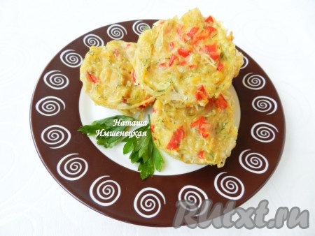 Вкусные и полезные овощные котлеты из кабачков и картошки достать из духовки, вынуть из форм и подать к столу в горячем виде в качестве основного блюда или как дополнение к мясу, птице.