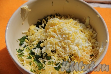 Для приготовления начинки для котлет "Птичье молоко" прежде всего нужно отварить яйца в течение 10 минут с момента закипания воды, затем остудить их, очистить, натереть на крупной тёрке в глубокую миску. Сюда же добавить сливочное масло, натёртое на крупной тёрке. Зелень (у меня - укроп и петрушка) вымыть, обсушить, мелко нарезать. Сыр натереть на крупной тёрке. Зелень и сыр добавить в миску с яйцами и маслом, перемешать и начинка для куриных котлет "Птичье молоко" готова.