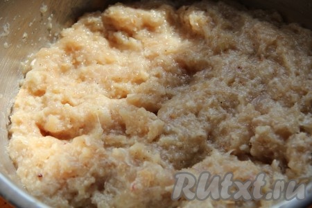 Булку замочить в воде на несколько минут, затем отжать от лишней жидкости. Куриное филе промыть водой, обсушить. Пропустить через мясорубку куриное филе, булку, очищенный лук, добавить выдавленный через пресс чеснок, посолить, поперчить, тщательно перемешать. А затем отбить фарш, то есть нужно взять фарш в руки и бросить в миску, повторить эту процедуру 10-15 раз.