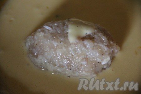 Аналогично сформировать все куриные котлеты с сырно-яичной начинкой. Для приготовления кляра в достаточно глубокую тарелку разбить сырые яйца, немного посолить, взбить вилкой (или венчиком) до однородности. Понемногу добавляя муку во взбитые яйца, замесить кляр, который должен быть средней густоты. Кляр не должен быть очень жидким, он должен держаться на котлетах, но и густым его делать не стоит. Разогреть на сковороде растительное масло. Сформированные котлеты обвалять в кляре со всех сторон и выложить в сковороду с разогретым маслом. Кляром нужно покрыть столько котлет, сколько у вас одновременно поместятся на сковороде.