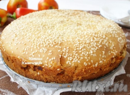 Готовый пирог с мясным фаршем остудить в форме, затем достать из формы и подавать.