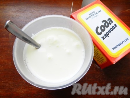 В стакан кефира высыпать 0,5 чайной ложки соды.