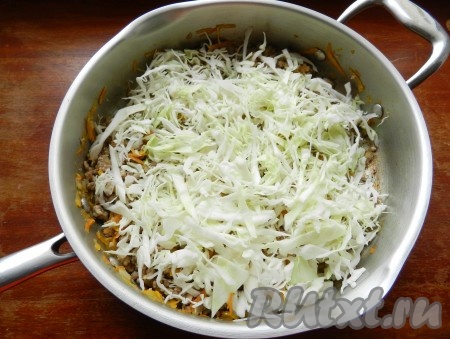 Капусту мелко нашинковать и добавить к фаршу.