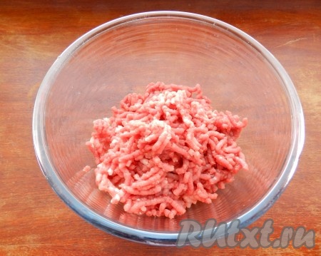 Приготовить начинку для пирога с мясным фаршем. Для начала мясо (свинину и говядину) пропустить через мясорубку.
