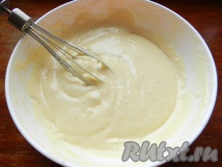 Влить растительное масло, тщательно размешать, чтобы получилось густое гладкое тесто.