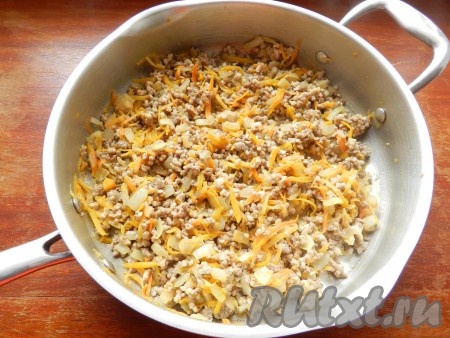 Выложить в сковороду фарш и обжарить вместе с морковью и луком, постоянно перемешивая и разбивая комочки фарша, пока весь фарш не поменяет цвет. Посолить и поперчить по вкусу.