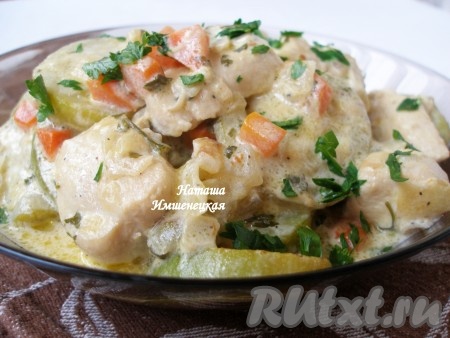 Куриное филе с кабачком в сметане