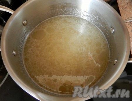 Из сахара и воды приготовить сахарный сироп. Для это в кастрюлю налить воду, постепенно всыпать сахар и варить, перемешивая, пока весь сахар не растворится.