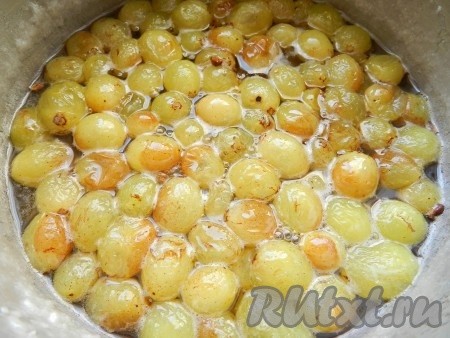 Варить варенье из винограда на небольшом огне 40-45 минут, периодически помешивая и снимая пенку.