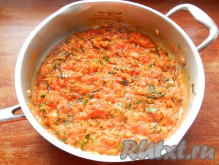 Пока части курицы маринуются в специях, можно приготовить соус из помидоров, моркови и лука. Для этого прежде всего нужно очистить морковку и лук, снять кожицу с помидоров. Разогреть растительное масло в сковороде, выложить мелко нарезанный лук и натёртую на крупной тёрке морковь, перемешать, обжарить овощи в течение 5-6 минут (до мягкости морковки), время от времени помешивая. Затем добавить в сковороду помидоры, нарезанные на небольшие кубики, перемешать, приправить по вкусу солью и специями (в качестве специй я добавила 1 чайную ложку сладкой молотой паприки), мелко нарезанный (или пропущенный через пресс) чеснок, нарезанную зелень (у меня - базилик и петрушка), перемешать. Накрыть сковороду крышкой и готовить овощной соус на медленном огне 10 минут, обязательно периодически перемешивая.