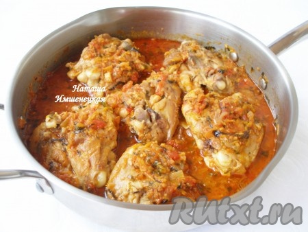 Курица, тушёная с помидорами и луком