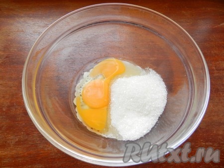 Для теста смешать яйца с сахаром.
