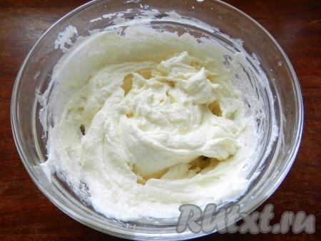 Добавить сахар и манную крупу,  с помощью блендера взбить в однородную пышную массу.