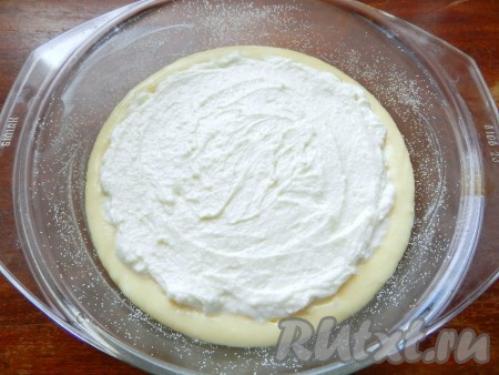 Творожную начинку выложить поверх теста, не доходя до краев.