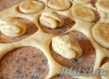 Каждый кружок немного смазать растительным маслом и посыпать сахаром. Свернуть кружок пополам, затем еще пополам.