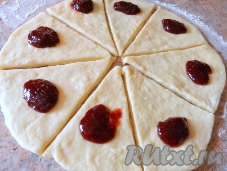 Ножом разрезать на сектора. На каждый сектор положить немного джема (или другой начинки) и свернуть рогалики от края к центру круга.