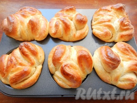 Выпекать сладкие булочки из дрожжевого теста так же, как и рогалики, 20-25 минут при температуре 190 градусов. Затем остудить и вынуть из формы.
