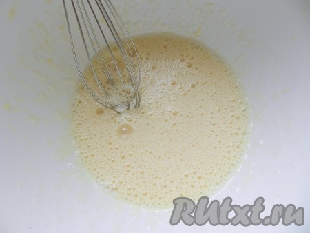 Два яйца взбить с сахаром, ванильным сахаром и щепоткой соли.