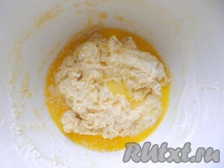 Влить растопленное сливочное масло и замесить тесто.