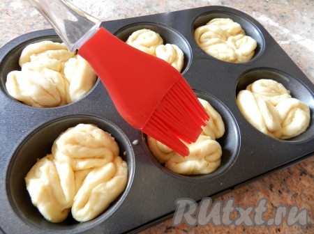 Смазать верх взбитым яйцом и оставить для подхода на 20 минут.